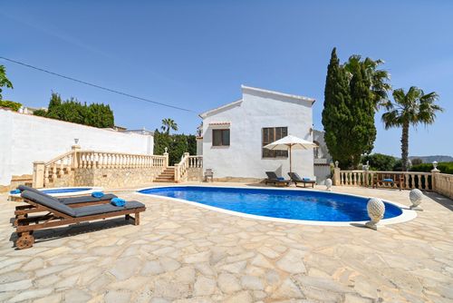 Calma Marina 6 pax Maravillosa y clásica villa con piscina climatizada en Moraira, Costa Blanca, España, para 6 personas. La casa está situada en una zona residencial de playa, cerca de restaurantes, bares y supermercados, a 500 m de la playa de Cala Andrago y a 0,5 km del mar Mediterráneo....