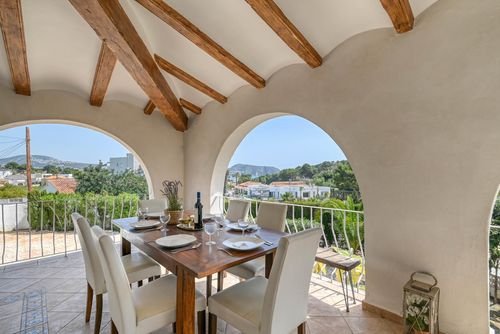 Calma Marina 6 pax Maravillosa y clásica villa con piscina climatizada en Moraira, Costa Blanca, España, para 6 personas. La casa está situada en una zona residencial de playa, cerca de restaurantes, bares y supermercados, a 500 m de la playa de Cala Andrago y a 0,5 km del mar Mediterráneo....