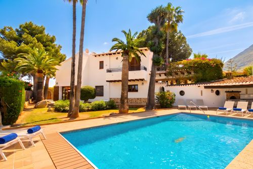 Casa Augusto Grande et agréable maison de vacances avec piscine chauffée à Denia, Costa Blanca, Espagne, pour 8 personnes. La maison est située dans un quartier résidentiel vallonné et se trouve à 3 km de la plage de La Marineta Cassiana....