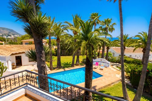 Casa Augusto Grande et agréable maison de vacances avec piscine chauffée à Denia, Costa Blanca, Espagne, pour 8 personnes. La maison est située dans un quartier résidentiel vallonné et se trouve à 3 km de la plage de La Marineta Cassiana....