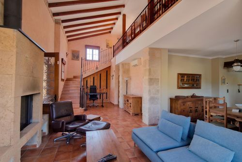 Casa Augusto Gran y encantadora casa de vacaciones con piscina climatizada en Denia, Costa Blanca, España, para 8 personas. La casa se encuentra en una zona residencial montañosa y está a 3 km de la playa de La Marineta Cassiana....