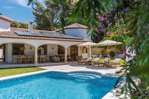 Casa Hero Villa in Javea, Costa Blanca, Spanje voor 8 personen.  De villa heeft 5 slaapkamers en 3 badkamers, verspreid over 2 verdiepingen....