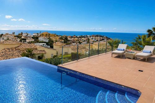 Villa Magnolias Villa con piscina privada en Benitachell, Costa Blanca, España para 6 personas. La casa está situada en una zona costera y residencial, a 2 km de la playa MORAIG y a 7 km de MORAIRA....