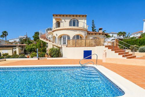 Villa Bondia 4 pax Grande e confortevole villa con piscina privata a Jávea, Costa Blanca, Spagna per 4 persone. La casa è situata in una zona residenziale vicino alla spiaggia....