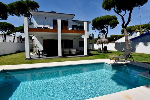 The Coach House Modern and comfortable villa in Chiclana de la Frontera, Costa de la Luz, Spain, with private pool for 6 persons. The house is situated in a residential beach area, close to restaurants and bars, shops and supermarkets, 500 m from La Barrosa beach and 0....