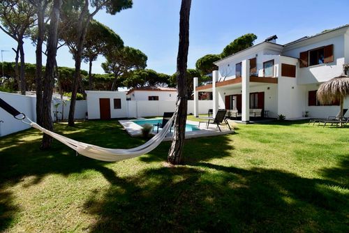 The Coach House Villa moderne et confortable à Chiclana de la Frontera, Costa de la Luz, Espagne, avec une piscine privée pour 6 personnes. La maison est située dans un quartier résidentiel proche de la plage, à proximité de restaurants, bars, magasins et supermarchés, à 500 m de la plage de La Barrosa et à 0,5 km de l'océan Atlantique....