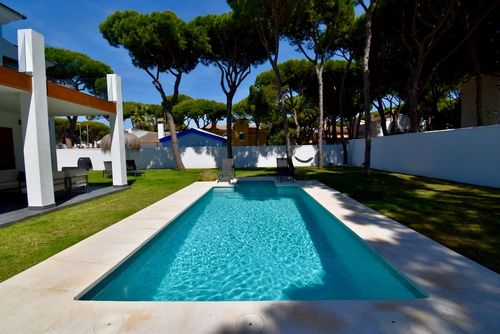 The Coach House Modern and comfortable villa in Chiclana de la Frontera, Costa de la Luz, Spain, with private pool for 6 persons. The house is situated in a residential beach area, close to restaurants and bars, shops and supermarkets, 500 m from La Barrosa beach and 0....