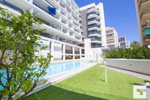 Calpe Beach I 6P - Grupo Turis Comfortabel appartement in Calpe, Costa Blanca, Spanje met gemeenschappelijk zwembad voor 4 personen. Het appartement is gelegen in een residentieel strandgebied, dichtbij restaurants en bars, winkels en supermarkten, en ligt op 200 m van het Playa Arenal-Bol strand....
