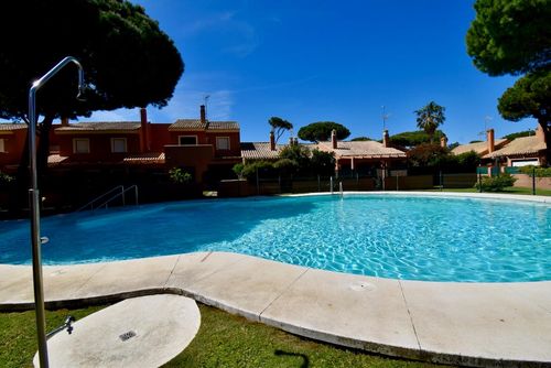 La Goleta 50 Beautiful and comfortable house in La Barrosa, Costa de la Luz, Spain with communal pool for 6 persons. The house is situated in a residential beach area, 1 km from La Barrosa beach and 1 km from the Atlantic Ocean....
