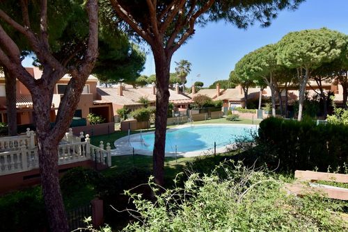 La Goleta 50 Schönes und komfortables Haus in La Barrosa, Costa de la Luz, Spanien, mit Gemeinschaftspool für 6 Personen. Das Haus befindet sich in einem Wohngebiet am Strand, 1 km vom Strand La Barrosa und 1 km vom Atlantischen Ozean entfernt....