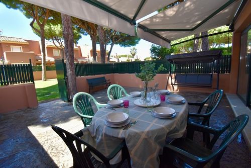 La Goleta 50 Beautiful and comfortable house in La Barrosa, Costa de la Luz, Spain with communal pool for 6 persons. The house is situated in a residential beach area, 1 km from La Barrosa beach and 1 km from the Atlantic Ocean....