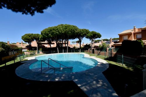 La Goleta 50 Beautiful and comfortable house in La Barrosa, Costa de la Luz, Spain with communal pool for 6 persons. The house is situated in a residential beach area, 1 km from La Barrosa beach and 1 km from the Atlantic Ocean....