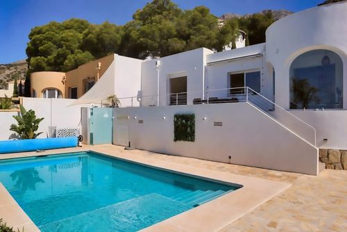 Villa Amira Geweldige en comfortabele villa met privézwembad in Altea, Costa Blanca, Spanje voor 4 personen. Het huis heeft 2 slaapkamers en 1 badkamer....