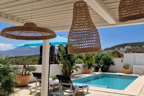 Villa Amira Wundervolle und komfortable Villa mit privatem Pool in Altea, Costa Blanca, Spanien für 4 Personen. Das Haus verfügt über 2 Schlafzimmer und 1 Badezimmer....