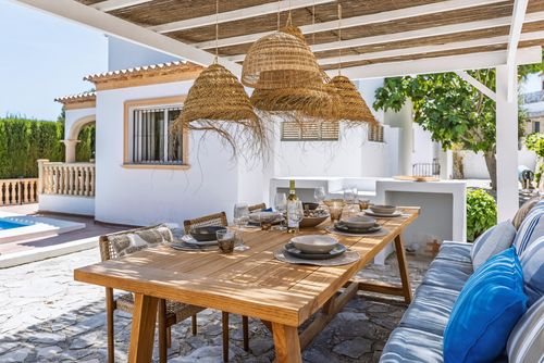 Casa Tres Palmeras Moderne und komfortable Villa in Javea, Costa Blanca, Spanien mit privatem Pool für 5 Personen. Das Haus befindet sich in einer Wohngegend und ist 4 km vom Granadella-Strand entfernt....