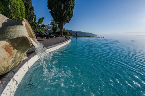 Villa Mimì Luxusvilla mit beheiztem Pool in Taormina, Sizilien, Italien für 12 Personen. Die Villa befindet sich in einem Wohngebiet am Strand und ist 2 km vom Strand entfernt....