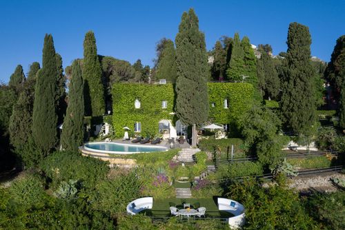 Villa Mimì Luxury villa in Taormina, Sicily, Italy with heated pool for 12 persons. The villa is situated in a residential beach area and is 2 km from the beach....
