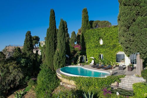 Villa Mimì Villa de luxe avec piscine chauffée à Taormina, Sicile, Italie, pour 12 personnes. La villa est située dans un quartier résidentiel en bord de mer et se trouve à 2 km de la plage....