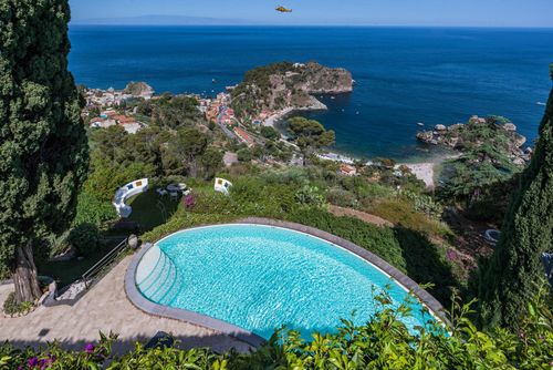 Villa Mimì Luxusvilla mit beheiztem Pool in Taormina, Sizilien, Italien für 12 Personen. Die Villa befindet sich in einem Wohngebiet am Strand und ist 2 km vom Strand entfernt....