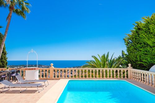 Vistalmar - fantastic sea view Casa de vacaciones clásica y alegre en Benissa, Costa Blanca, España, con piscina privada para 4 personas. La casa está situada en una zona costera y residencial, a 3 km de la playa Cala Baladrar y a 4 km de Moraira....