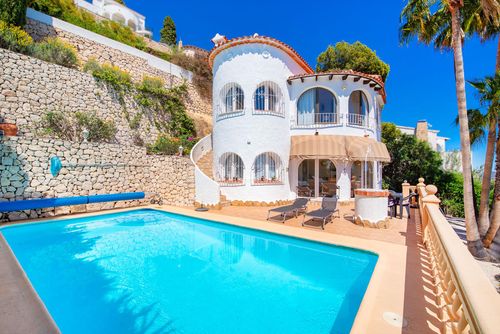 Vistalmar - fantastic sea view Casa de vacaciones clásica y alegre en Benissa, Costa Blanca, España, con piscina privada para 4 personas. La casa está situada en una zona costera y residencial, a 3 km de la playa Cala Baladrar y a 4 km de Moraira....