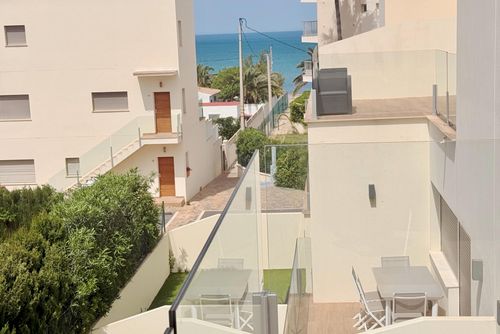 Tierra Marina 18 B7 by homeprive Bel appartement confortable à Denia, Costa Blanca, Espagne, avec piscine commune pour 6 personnes. L'appartement est situé dans une zone résidentielle proche de la plage, à proximité de restaurants, bars et supermarchés, et se trouve à seulement 25 mètres de la plage....