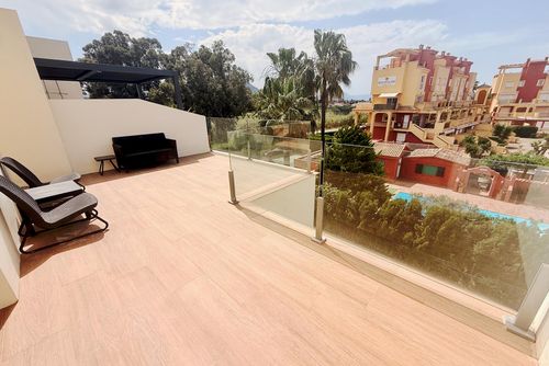 Tierra Marina 18 B7 by homeprive Schöne und komfortable Wohnung in Denia, Costa Blanca, Spanien, mit Gemeinschaftspool für 6 Personen. Die Wohnung befindet sich in einem Wohngebiet am Strand, nahe Restaurants, Bars und Supermärkten, und ist nur 25 Meter vom Strand entfernt....