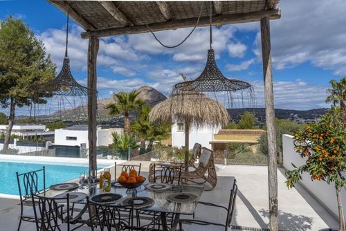 Villa Javica: Javea, Costa Blanca, Spanje. Uitzicht op de bergen en Buiten eethoek