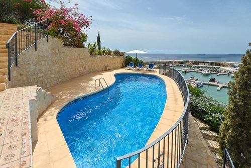 Casa Timeris 8 pax Schitterende en comfortabele villa met privézwembad in Calpe, Costa Blanca, Spanje voor 8 personen. Het huis is gelegen in een residentiële strandomgeving, op 200 m van het strand van Puerto Blanco en 0,2 km van de Middellandse Zee....