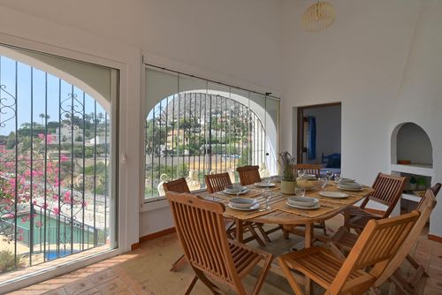 Casa Timeris 8 pax Wspaniała i komfortowa willa z prywatnym basenem w Calpe, Costa Blanca, Hiszpania dla 8 osób. Dom położony jest w rezydencyjnej strefie plażowej, 200 metrów od plaży Puerto Blanco i 0,2 km od Morza Śródziemnego....
