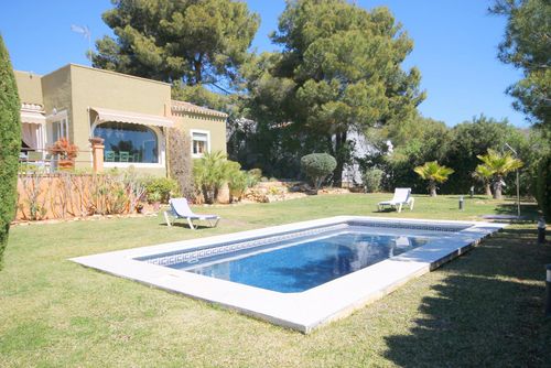 Denver Prachtige en comfortabele villa in Jávea, Costa Blanca, Spanje met privézwembad voor 6 personen. Het huis is gelegen in een kust- en woonwijk en bevindt zich op 5 km van El Arenal....