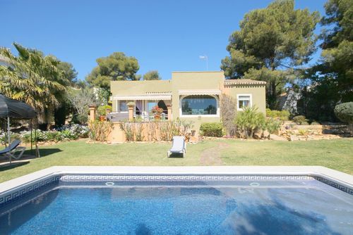 Denver Merveilleuse et confortable villa à Jávea, Costa Blanca, Espagne avec piscine privée pour 6 personnes. La maison est située dans une zone côtière et résidentielle et se trouve à 5 km d'El Arenal....