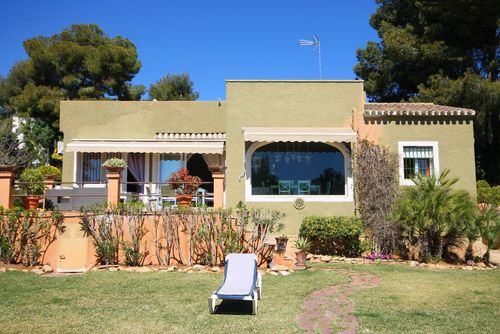 Denver Merveilleuse et confortable villa à Jávea, Costa Blanca, Espagne avec piscine privée pour 6 personnes. La maison est située dans une zone côtière et résidentielle et se trouve à 5 km d'El Arenal....