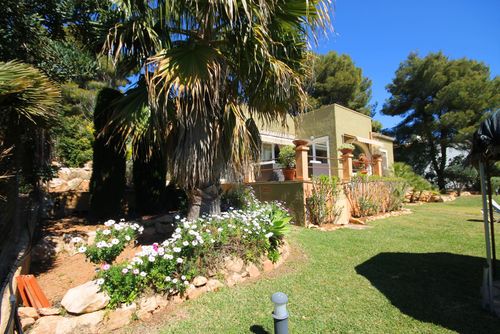 Denver Merveilleuse et confortable villa à Jávea, Costa Blanca, Espagne avec piscine privée pour 6 personnes. La maison est située dans une zone côtière et résidentielle et se trouve à 5 km d'El Arenal....