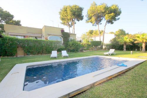 Denver Prachtige en comfortabele villa in Jávea, Costa Blanca, Spanje met privézwembad voor 6 personen. Het huis is gelegen in een kust- en woonwijk en bevindt zich op 5 km van El Arenal....