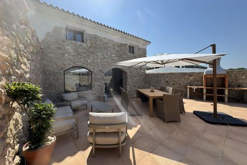Villa Antón Wunderbare und klassische Villa in Callosa d'En Sarria, Costa Blanca, Spanien für 8 Personen. Das Haus befindet sich in einer Küsten-, ländlichen und bergigen Gegend und in der Nähe von Restaurants und Bars....