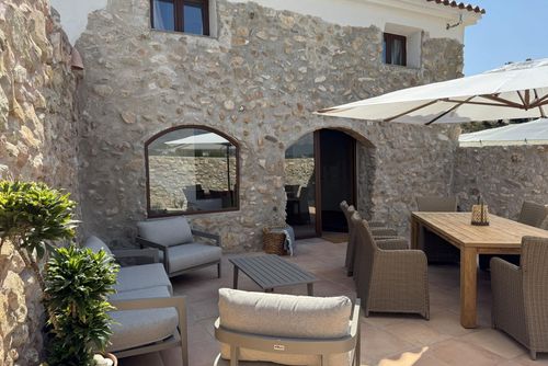 Villa Antón Maravillosa y clásica villa en Callosa d'En Sarria, Costa Blanca, España, para 8 personas. La casa está situada en una zona costera, rural y montañosa, y cerca de restaurantes y bares....