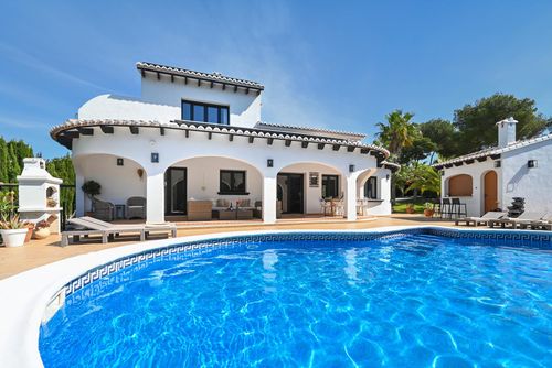 Sole Mio Große und komfortable Villa mit privatem Pool in Xàbia, Costa Blanca, Spanien für 10 Personen. Das Haus befindet sich in einer Wohngegend am Strand und 2 km vom Strand La Barraca, Xàbia entfernt....
