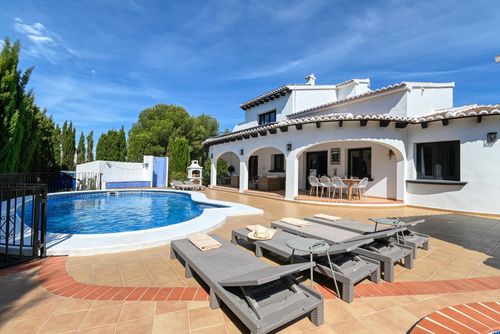 Sole Mio Amplia y confortable villa con piscina privada en Xàbia, Costa Blanca, España para 10 personas. La casa está situada en un área residencial de playa y a 2 km de la playa La Barraca, Xàbia....