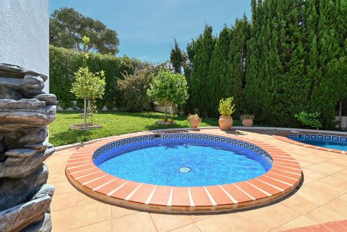 Sole Mio Grote en comfortabele villa met privézwembad in Xàbia, Costa Blanca, Spanje voor 10 personen. Het huis is gelegen in een residentiële strandomgeving en 2 km van het strand La Barraca, Xàbia....