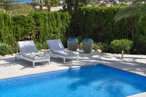Villa Amantos 10 pax Moderna y encantadora villa en Denia, Costa Blanca, España con piscina privada para 10 personas. La casa está situada en una zona costera, arbolada, residencial y montañosa, a 4 km de la playa de Punta Raset....