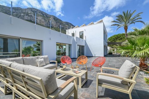 Villa Amantos 10 pax Moderne en mooie villa in Denia, Costa Blanca, Spanje met privézwembad voor 10 personen. Het huis is gelegen in een kustgebied, bosrijk, residentieel en bergachtig gebied, op 4 km van het strand Playa Punta Raset....