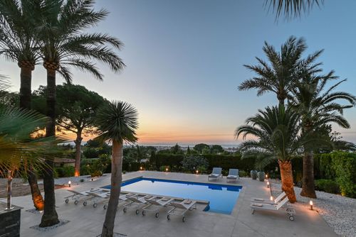 Villa Amantos 8 pax Modern and attractive villa with private pool in Denia, Costa Blanca, Spain for 8 people. The house is situated in a coastal, wooded, residential, and mountainous area and is 4 km from Playa Punta Raset beach....