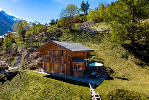 Chalet Les 3 Bouquetins Classic and comfortable holiday house in La Tzoumaz, Four Valleys, Switzerland for 8 persons. The house is situated in a mountainous area....