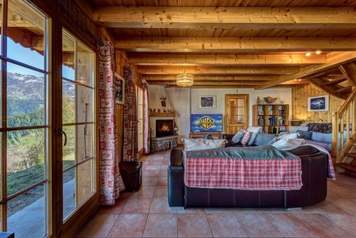 Chalet Les 3 Bouquetins Maison de vacances classique et confortable à La Tzoumaz, dans les Quatre Vallées, en Suisse, pour 8 personnes. La maison est située dans une région montagneuse....