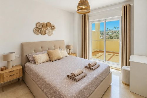 Benalmadena Golf Homes Hermoso y cómodo apartamento con piscina comunitaria en Benalmádena, Andalucía, España para 4 personas. El apartamento está situado en un resort de golf y en una zona costera, montañosa y residencial....
