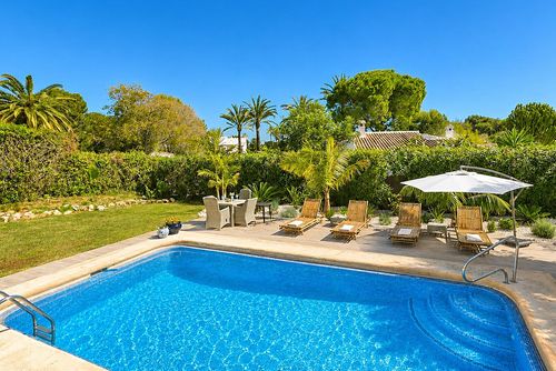 Mareja 4 pax Modern and comfortable villa in Jávea, Costa Blanca, Spain with private pool for 4 persons. The house is situated in a residential beach area and at 3 km from El Arenal, Jávea beach....