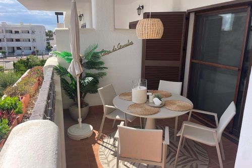 Casa de Gemelos Maravilloso y alegre apartamento con piscina comunitaria en San Juan de los Terreros, Andalucía, España, para 3 personas. El apartamento está situado en un complejo vacacional, en una zona residencial y montañosa cerca de la playa, a poca distancia de restaurantes y bares, supermercados y una pista de tenis, y a 500 m de la playa de Nardos....