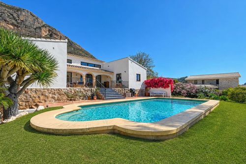 La Fuente Moderna y cómoda villa con piscina privada en Jávea, Costa Blanca, España, para 8 personas. La casa está situada en una zona residencial de playa....
