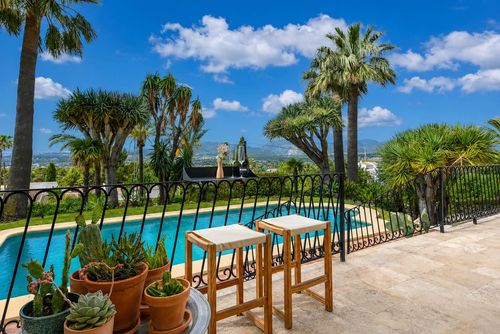 La Fuente Moderna e confortevole villa con piscina privata a Jávea, Costa Blanca, Spagna per 8 persone. La casa è situata in una zona residenziale vicino alla spiaggia....